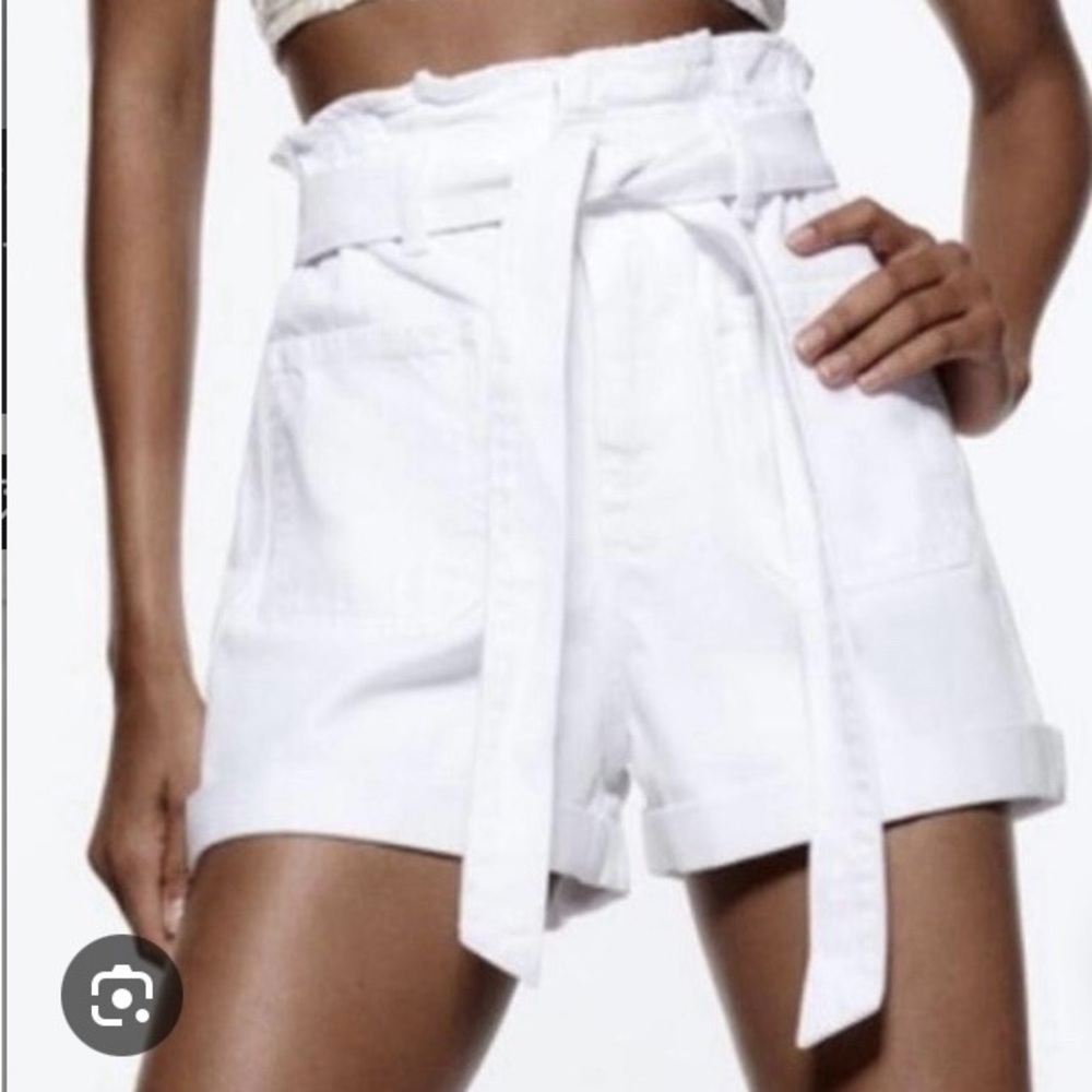 Zara Women's High-Waisted White Shorts A0373